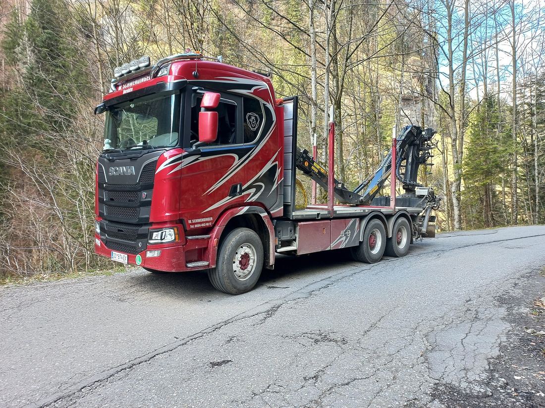 Modern Scania kranbil med lastbilskran för lyft i Örebro