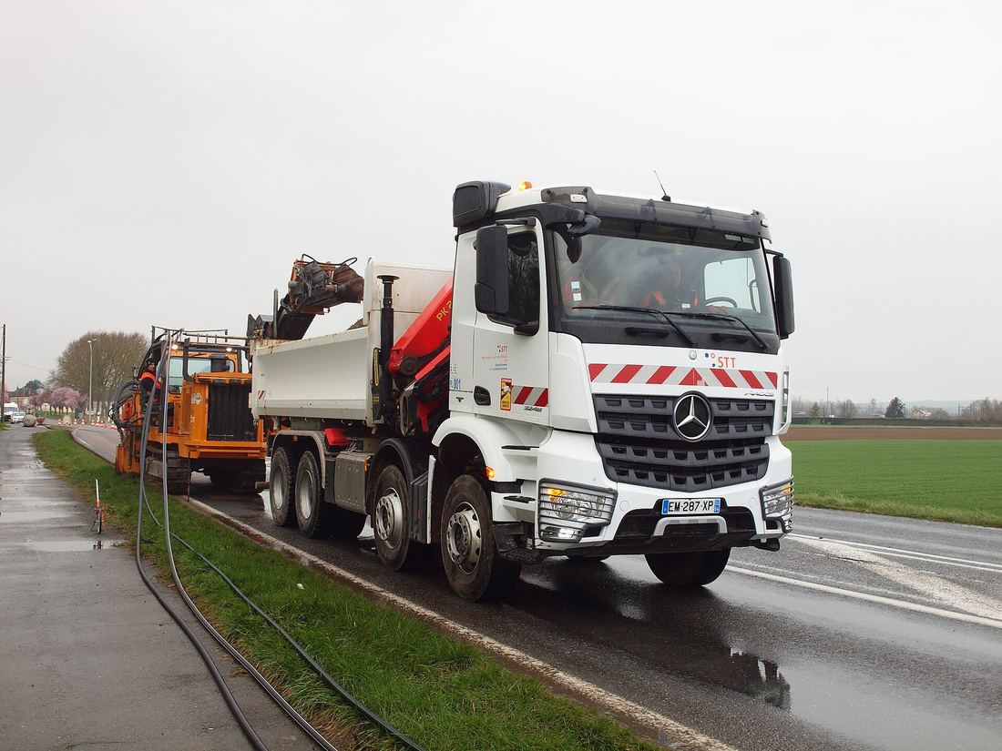 Kranbil (Mercedes-Benz Arocs) med Palfinger-kran vid bygg- och vägarbete i Örebro